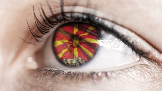 Frau-grünes-Auge-in-Nahaufnahme-mit-der-Flagge-von-Mazedonien-in-Iris-mit-Windbewegung.-Videokonzept