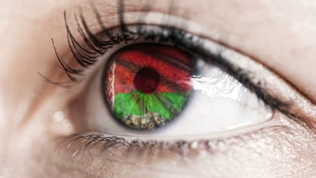 mujer-ojo-verde-en-primer-plano-con-la-bandera-de-belarus-en-el-iris-con-el-movimiento-del-viento.-concepto-de-vídeo