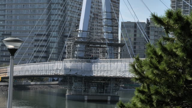 Eine-im-Bau-befindliche-Brücke-in-Tokio