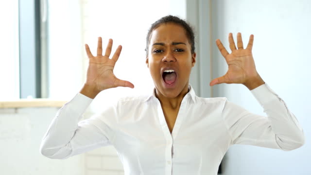 Mujer-negra-gritando-con-frustración