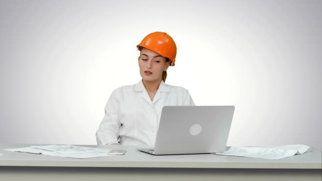 Wütend-Ingenieurin-im-Helm-mit-Dokumenten-im-Stress-wegen-Ergebnis-auf-weißem-Hintergrund