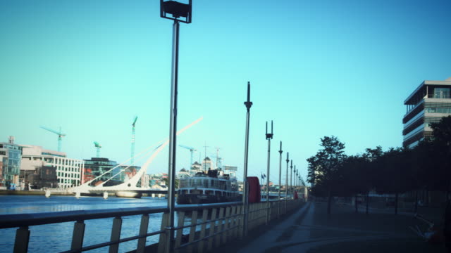 4K-Dublin-Sunrise,-Man-with-a-Drone-on-Quay