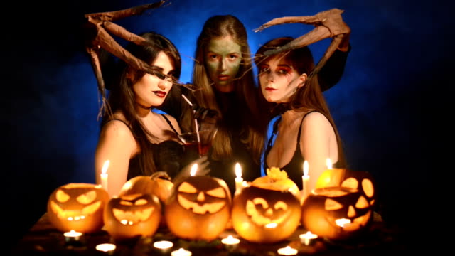 Drei-Mädchen-in-Halloween-Kostümen