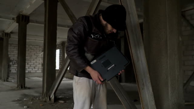 Obdachlose-finden-in-Müllsack-laptop