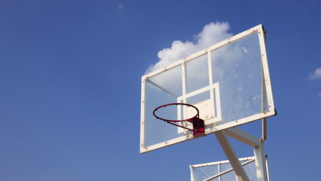 Im-Zeitraffer-Basketball-Käfig-gegen-schöne-Wolken-bewegen