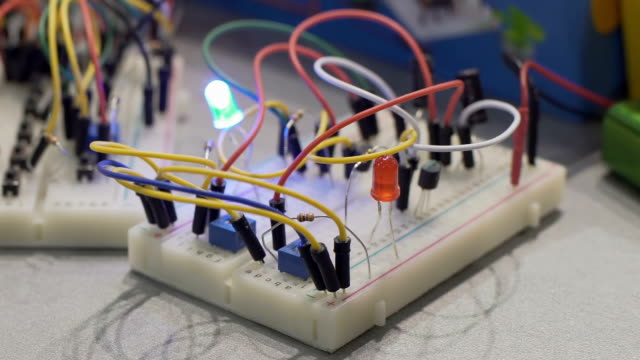 Ingeniería-de-radio-con-cables-conectados-y-relámpago-en,-clases-de-hobby