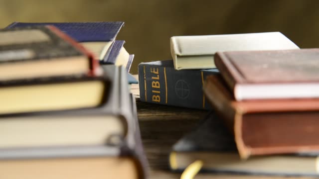 Bibel-In-The-Bookshelf,-Zom-in