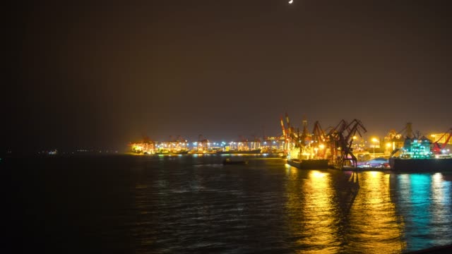 Bahía-industrial-de-noche-iluminado-shenzhen-ciudad-trabajo-puerto-grúas-panorama-4k-china-de-lapso-de-tiempo