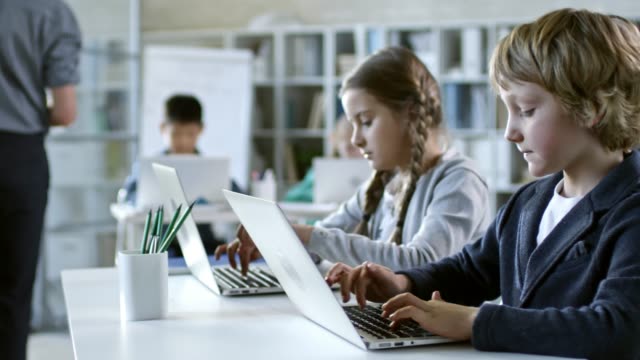Niños-escribiendo-en-computadora-portátil
