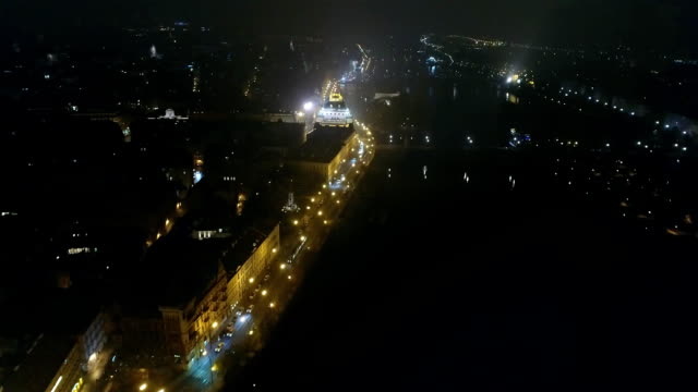 Panorama-de-la-noche-de-Praga,-vista-panorámica-desde-el-aire-a-la-ciudad-vieja,-luces-de-la-ciudad-de-noche,-Praga