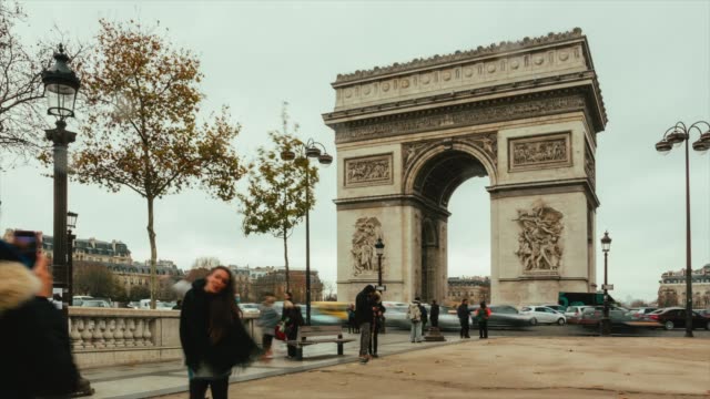 Lapso-de-tiempo-de-tráfico-de-la-calle-cerca-de-Arc-de-Triomphe-en-día-nublado-en-horas-de-punta-en-París,-Francia.