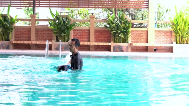Father-teaches-daughter-to-swim