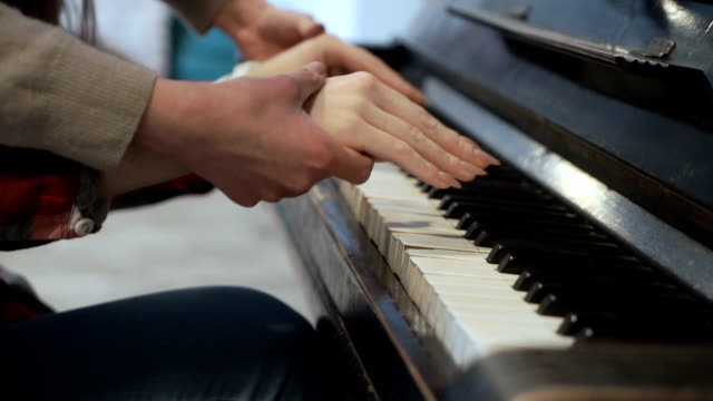 Professioneller-Pianist-unterrichtet-Schüler,-Klavier-zu-spielen