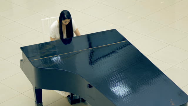 El-retrato-de-la-niña-tocando-el-piano.-4K.