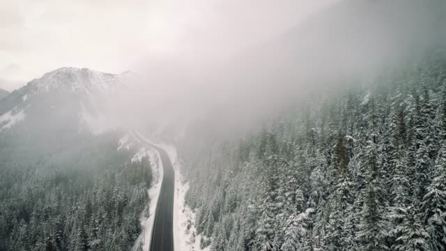 Carretera-de-montaña-nevado-aérea-nube-Hyperlapse