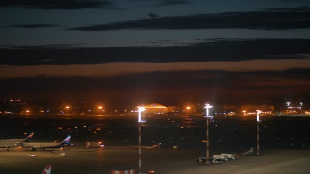 Vista-nocturna-del-aeropuerto-de-Sheremetyevo-con-avión-despegando,-Moscú