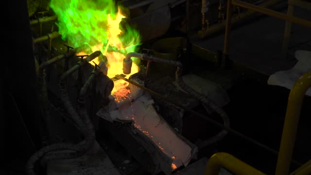 Metallproduktion.-Das-flüssige-Metall-in-Strömen-aus-dem-Ofen,-die-heiße-Flüssigkeit-ist-sehr-gefährlich