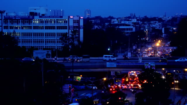 Nacht-Schuss-von-verkehrsreichen-während-der-Rush-Hour-Bangalore-Stadt