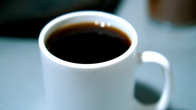 Bereiten-Sie-eine-Tasse-instant-Kaffee.-Mit-kaltem-Wasser-verdünnen.