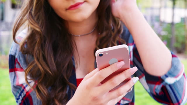 Weibliche-High-School-Schüler,-die-Nachrichten-auf-Mobile-Telefon-außen-College-Gebäuden