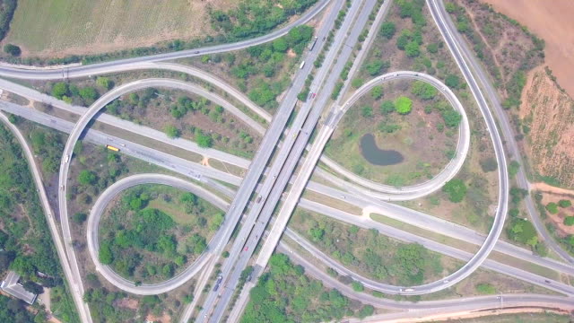Vista-superior-vista-aérea-de-la-autopista,-autopista-y-carretera-en-el-detalle-de-intersección