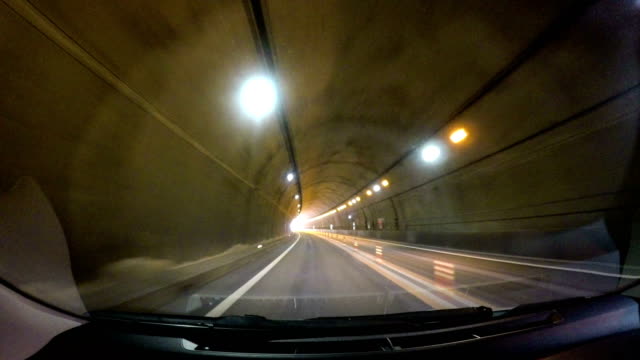 Movimiento-de-velocidad-en-el-túnel-del-camino