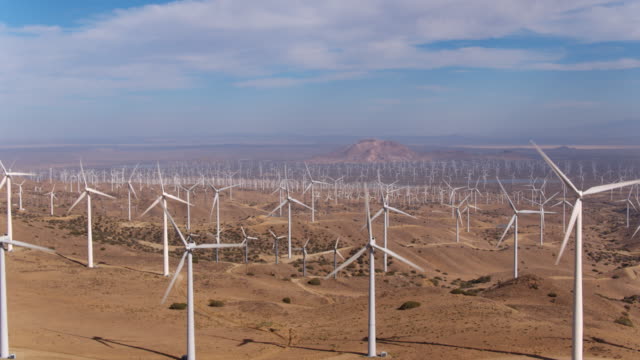 Luftaufnahme-des-riesigen-Turbine-Windfeld-erschossen-von-oben-nach-unten-schaffen-saubere,-erneuerbare-Energie