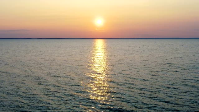 Der-Flug-über-das-Wasser-auf-den-wunderschönen-Sonnenaufgang-Hintergrund.-Drohne-Schuss