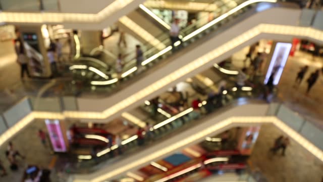 Personas-con-escaleras-mecánicas-en-el-centro-comercial-Centro