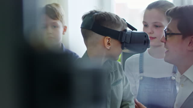 Niño-con-gafas-de-realidad-Virtual