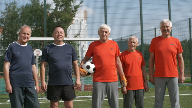 Retrato-de-cinco-jugadores-de-fútbol-Senior