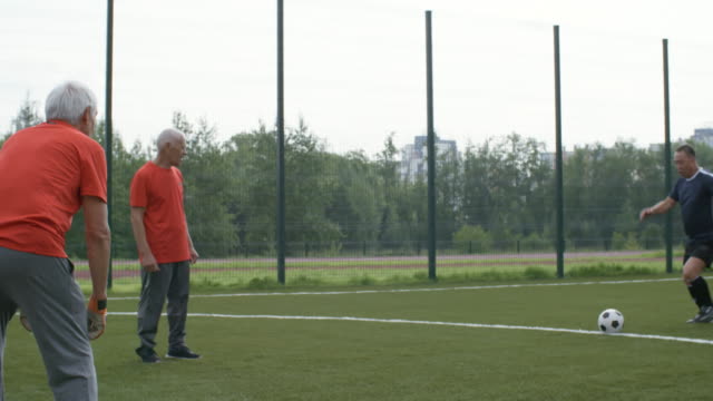 Hombres-de-edad-avanzada-formación-en-el-campo-de-fútbol