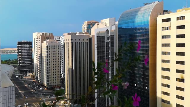 Una-hermosa-mañana-en-la-ciudad-de-Abu-Dhabi.-relajante-vista-desde-un-balcón-con-hermosas-flores