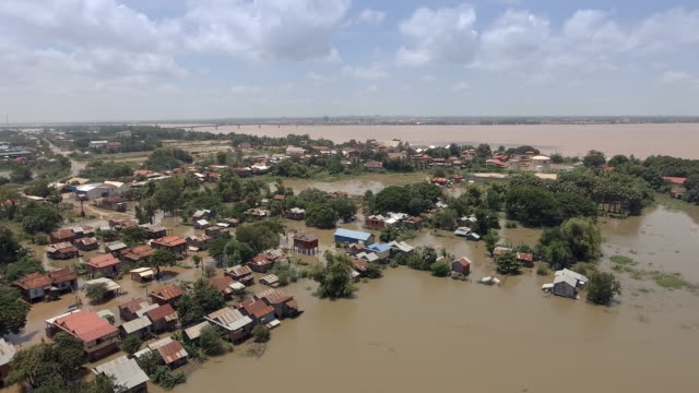 Drone-Ansicht:-fliegen-nach-unten-über-überflutete-Dörfer-während-der-Monsunregen