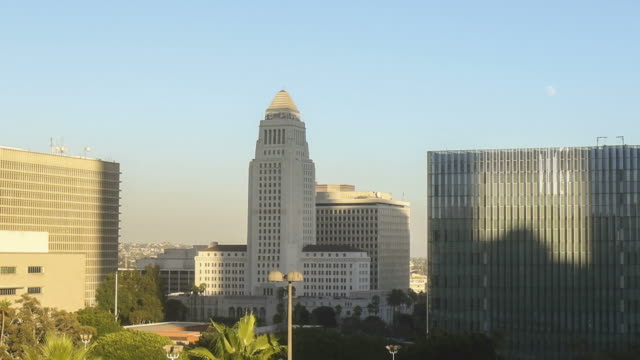 Los-Angeles-City-Hall,-sombras-en-movimiento