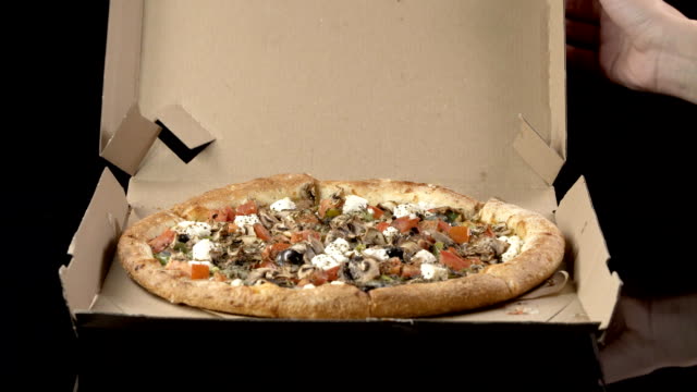 Öffnen-eine-leckere-Pizza