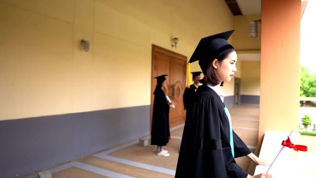 Schwarzen-Absolventen-tragen-schwarze-Anzüge-am-Abschlusstag-der-Universität.
