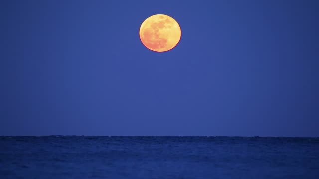Full-moon-over-the-ocean-in-Spain