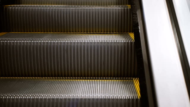 Rolltreppe.-Schritte-mit-einem-gelben-Rolltreppe