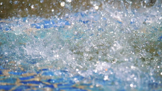 Splashing-water-drops-in-slow-motion-180fps