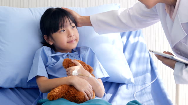 Kinderarzt-besuchen-kleine-Mädchen-im-Krankenhausbett.-Menschen-mit-Gesundheits--und-medizinischen-Konzept.