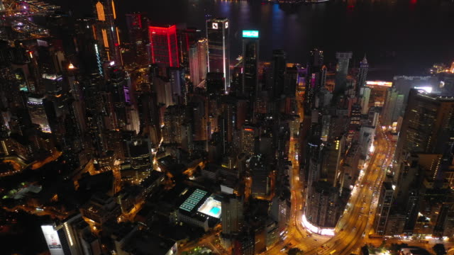 noche-iluminada-ciudad-de-hong-kong-centro-tráfico-arriba-abajo-calle-panorama-aéreo-4k