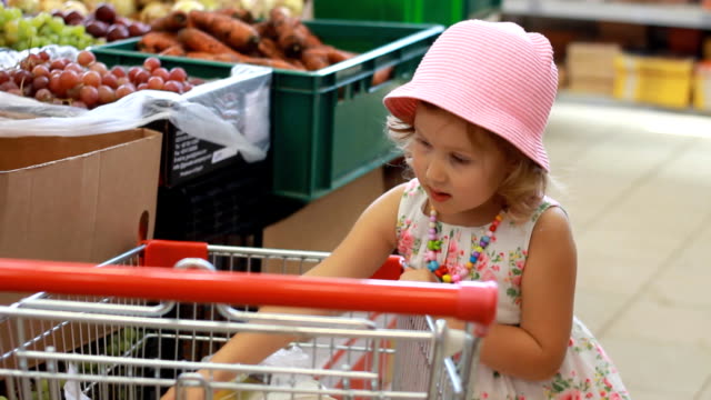 Kindermädchen-im-Laden-wählt-Obst-Supermarkt-und-Einkaufswagen.