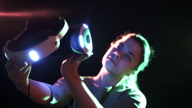 Mädchen-im-Entfokus-Halten-und-auf-VR-Headset-setzen