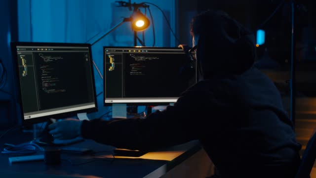 Hacker-in-Gläsern-mit-Computern-für-Cyber-Angriff