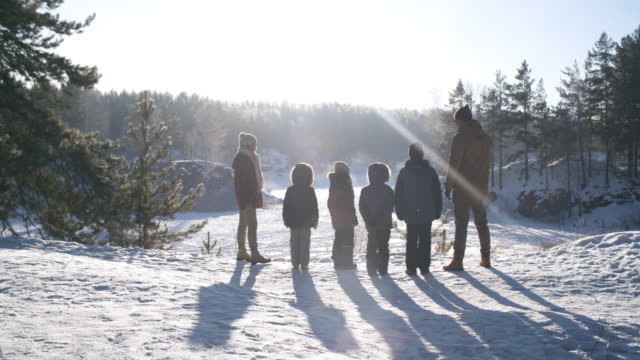 Gran-familia-admirar-el-paisaje-invernal-Nevado