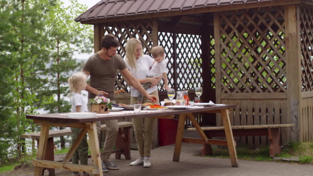Familie-bereitet-sich-auf-Picknick-am-Sommertag-vor