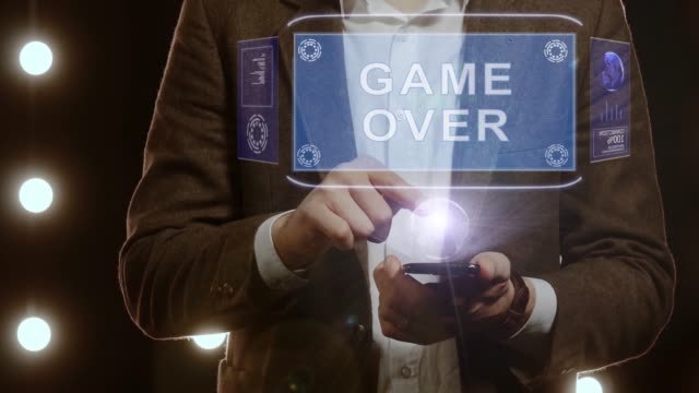 Geschäftsmann-zeigt-Hologramm-Game-Over