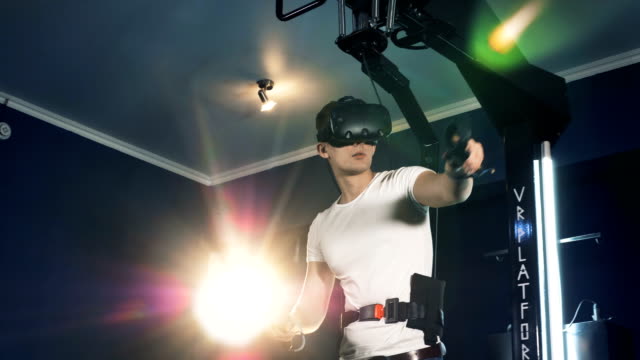 Ein-Mann-bewegt-Hände,-spielen-VR-Spiele.-Robotische-VR-kyberneeische-Gaming-System.