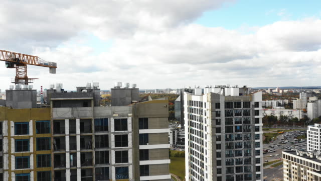 Disparo-aéreo-de-edificios-de-bloques-de-apartamentos-de-la-torre-de-la-ciudad-en-construcción-cerca-del-monumento-de-la-Biblioteca-Nacional-en-Bielorrusia,-Minsk.